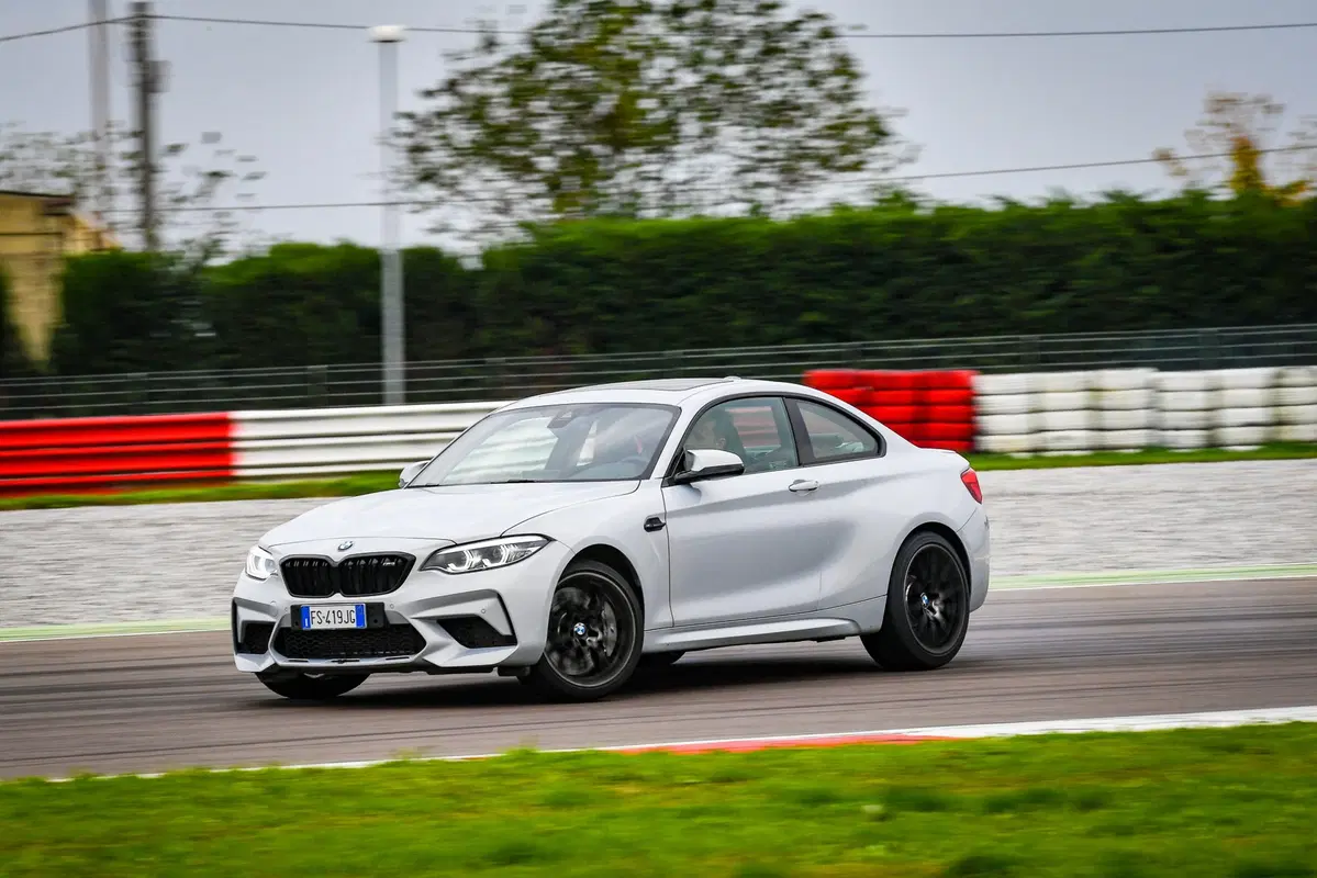 BMW M2 Competition vs BMW S 1000R [Video] (3)