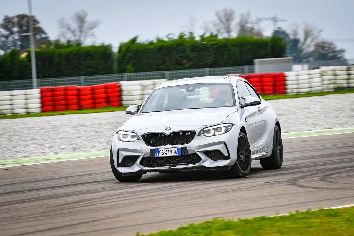 BMW M2 Competition vs BMW S 1000R [Video] (4)