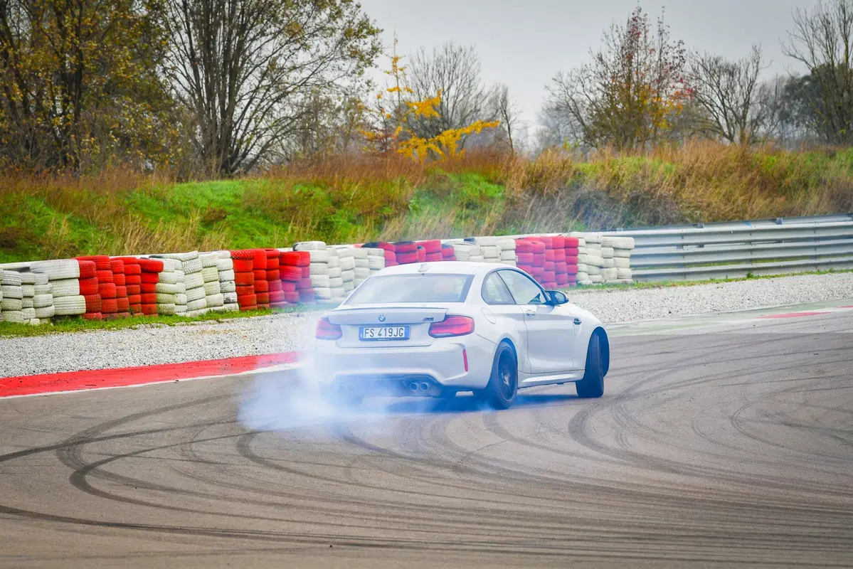 BMW M2 Competition vs BMW S 1000R [Video] (5)