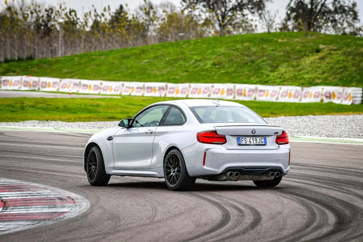 BMW M2 Competition vs BMW S 1000R [Video] (7)