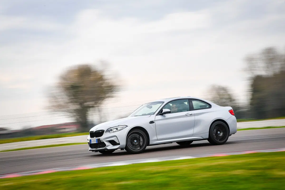 BMW M2 Competition vs BMW S 1000R [Video] (8)