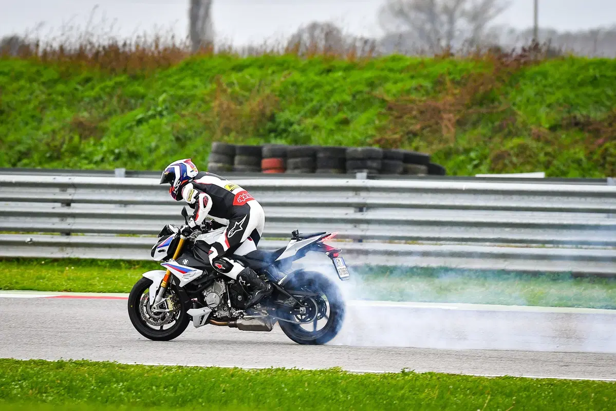 BMW M2 Competition vs BMW S 1000R [Video] (9)