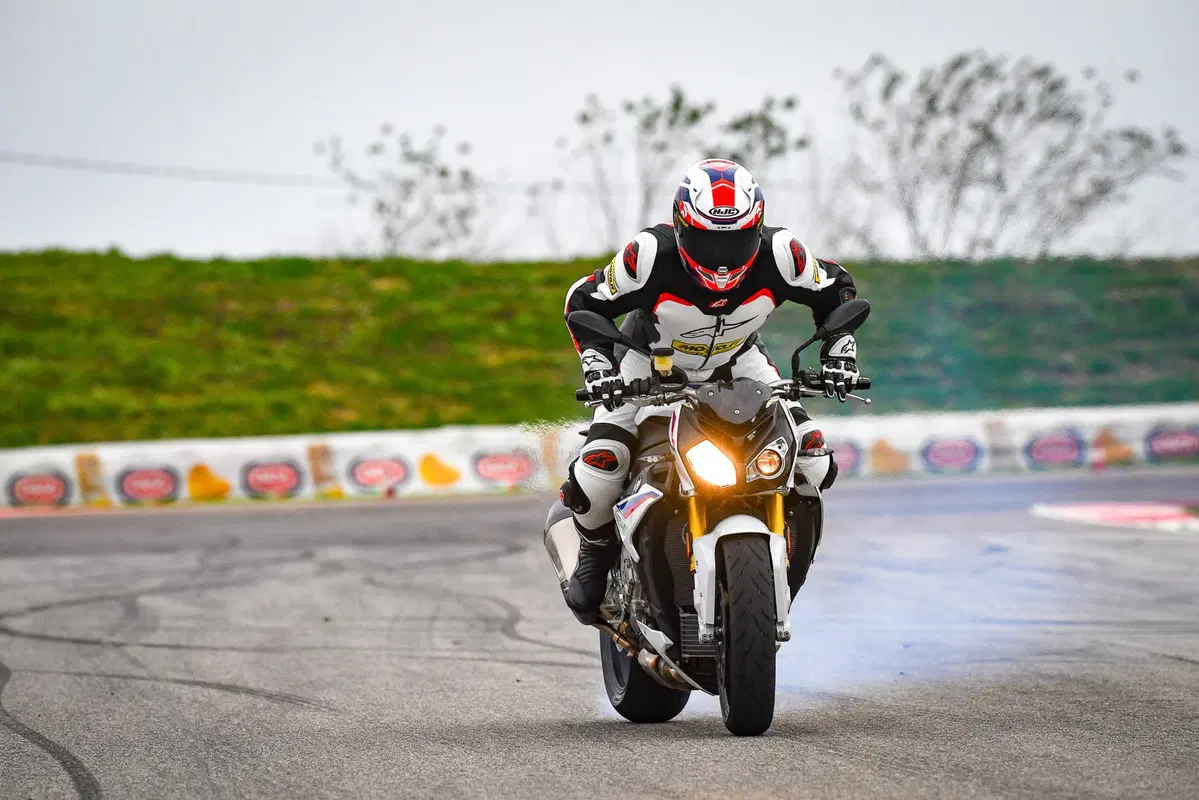 BMW M2 Competition vs BMW S 1000R [Video] (12)