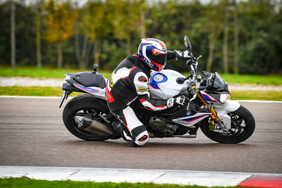 BMW M2 Competition vs BMW S 1000R [Video] (13)