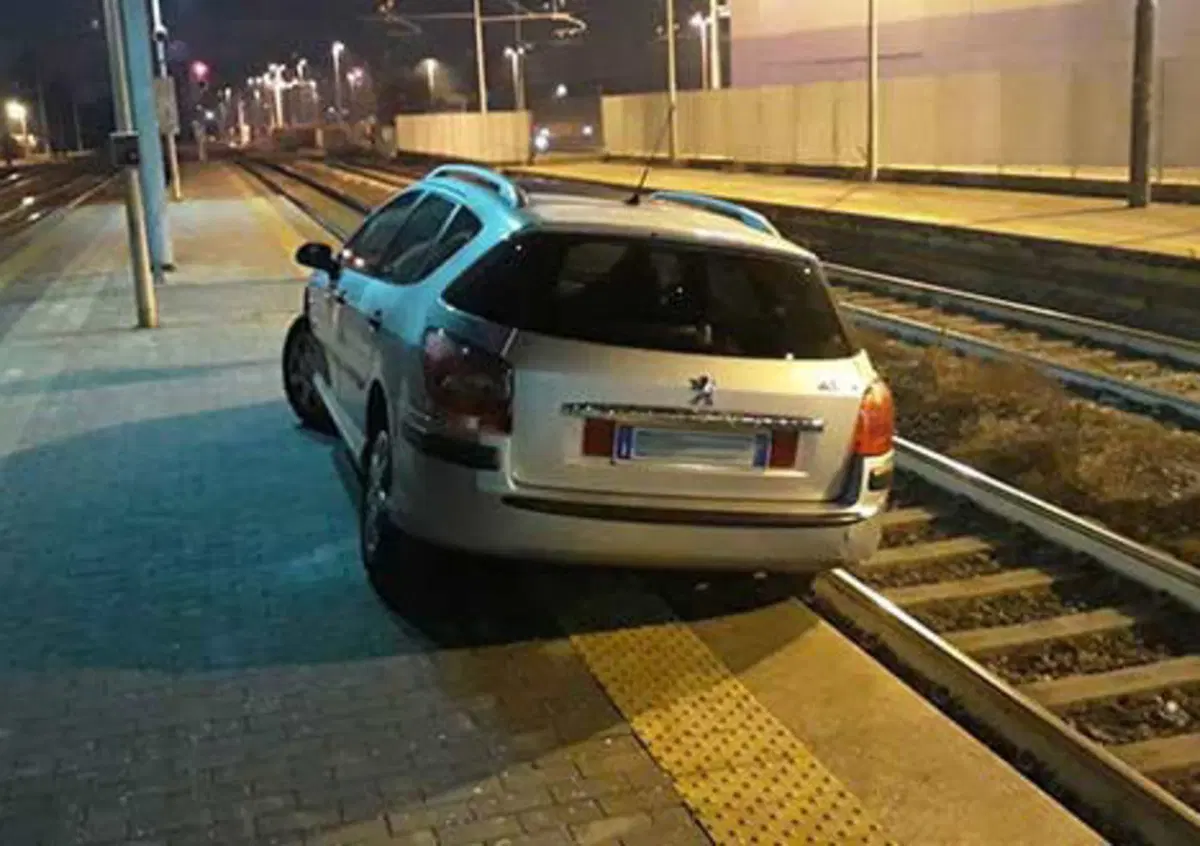 Ubriaco entra in stazione con l'auto e finisce sui binari