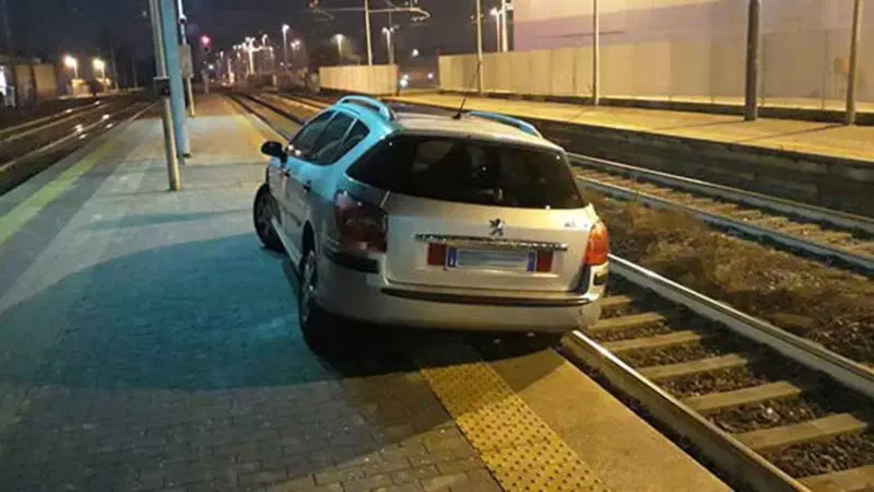 Ubriaco entra in stazione con l'auto e finisce sui binari