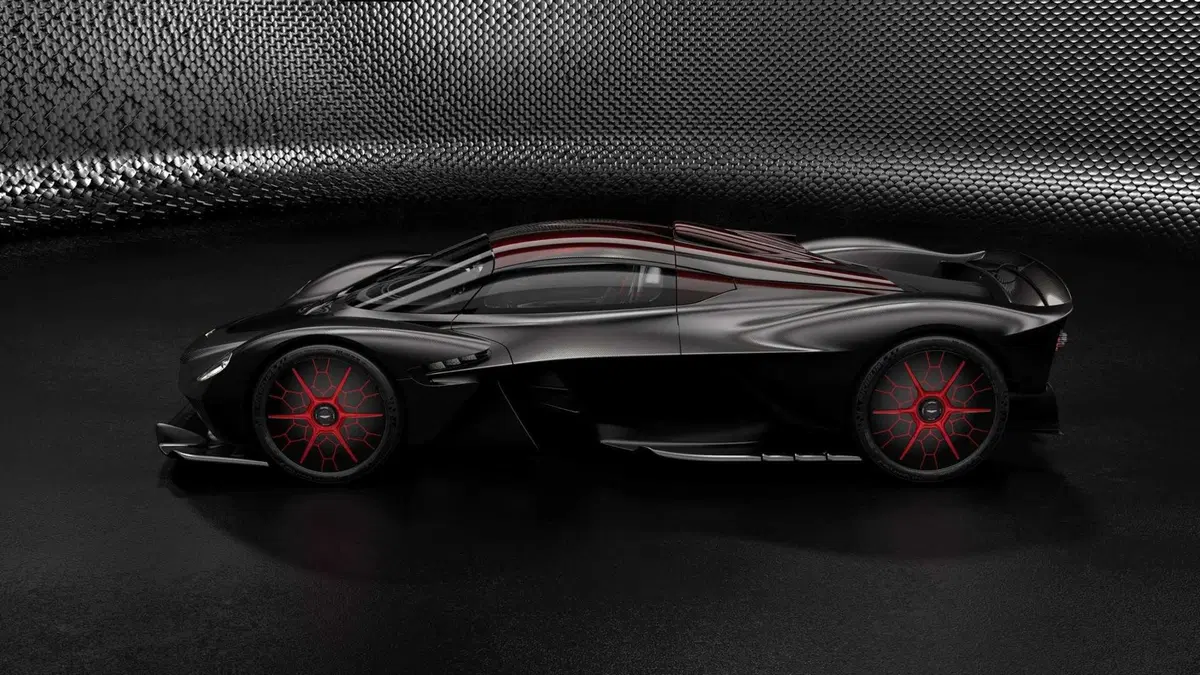Aston Martin Valkyrie, più estrema con l’AMR Track Performance Pack (11)