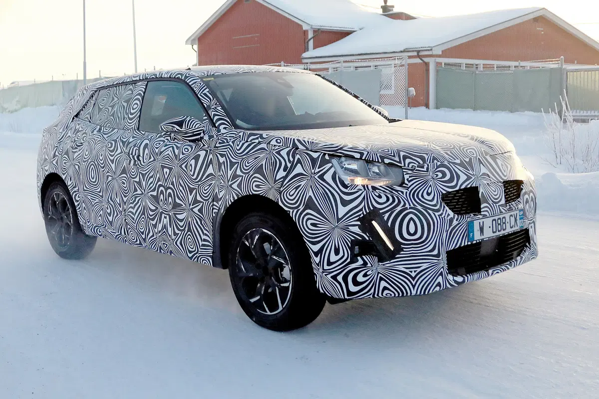 Nuova Peugeot 2008, le foto spia (4)