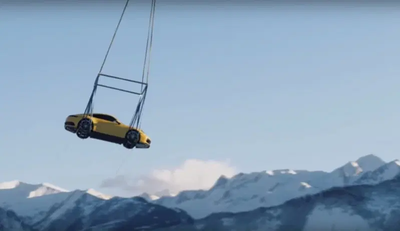 La nuova Porsche 911 trasportata da un elicottero
