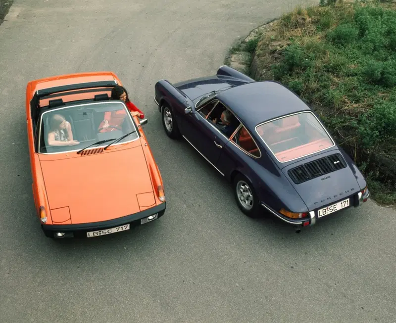La 914 e la 911, i due modelli della Porsche di fine anni '60. La 914 rimpiazzava la 356