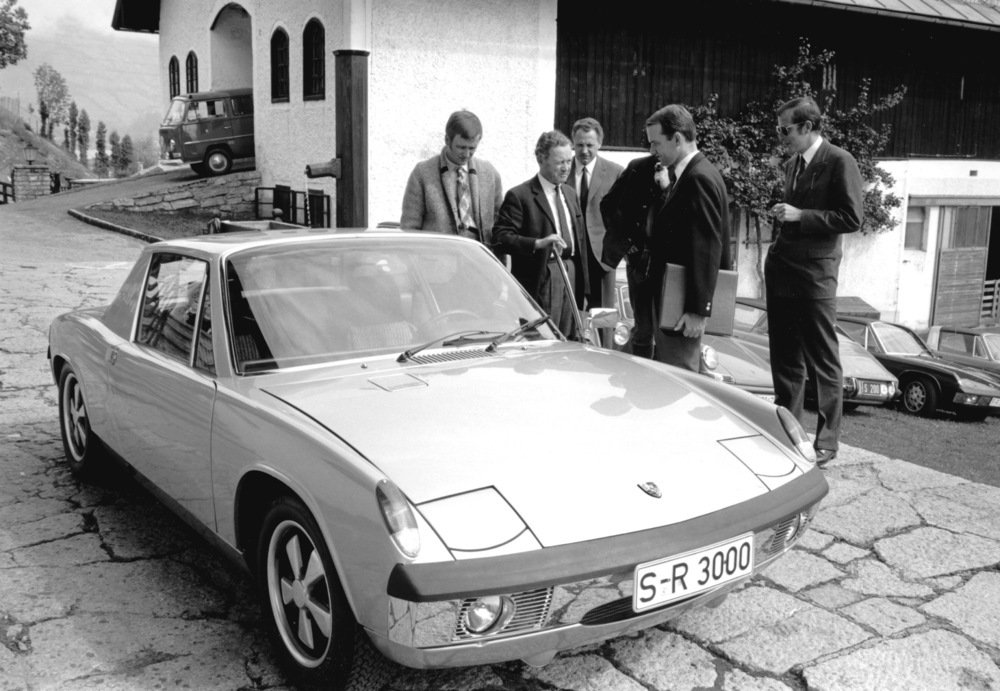 1969: Ferry Porsche con la sua 914/8 che ricevette come regalo per i suoi 60 anni. Il motore era quello della 908 da corsa