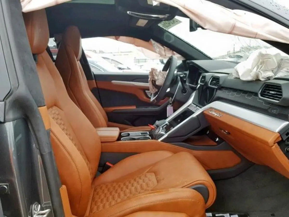 Lamborghini Urus: crash con 1.200 km, in vendita a 115.000 dollari (3)