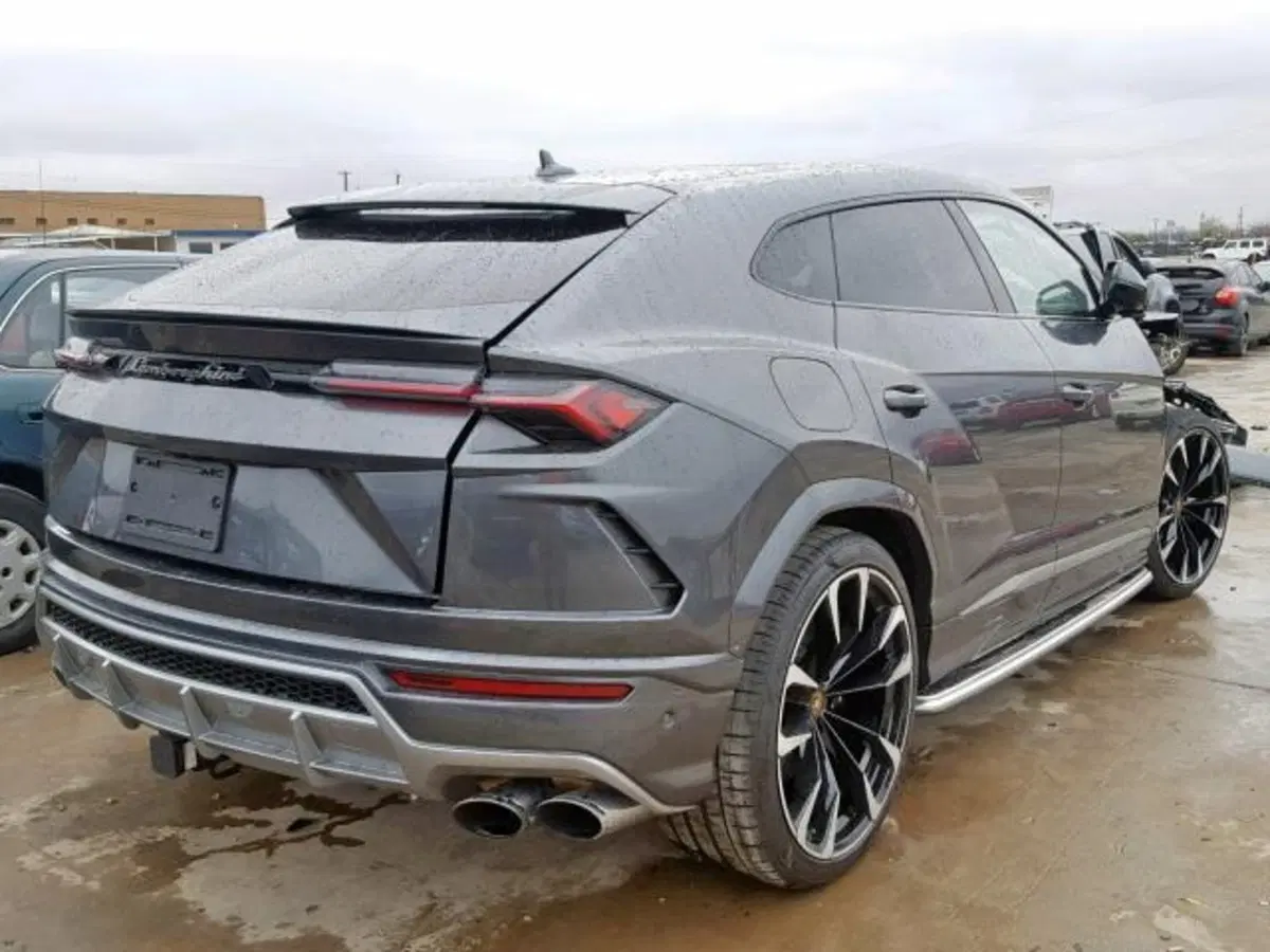 Lamborghini Urus: crash con 1.200 km, in vendita a 115.000 dollari (9)