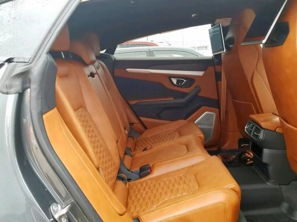 Lamborghini Urus: crash con 1.200 km, in vendita a 115.000 dollari (10)