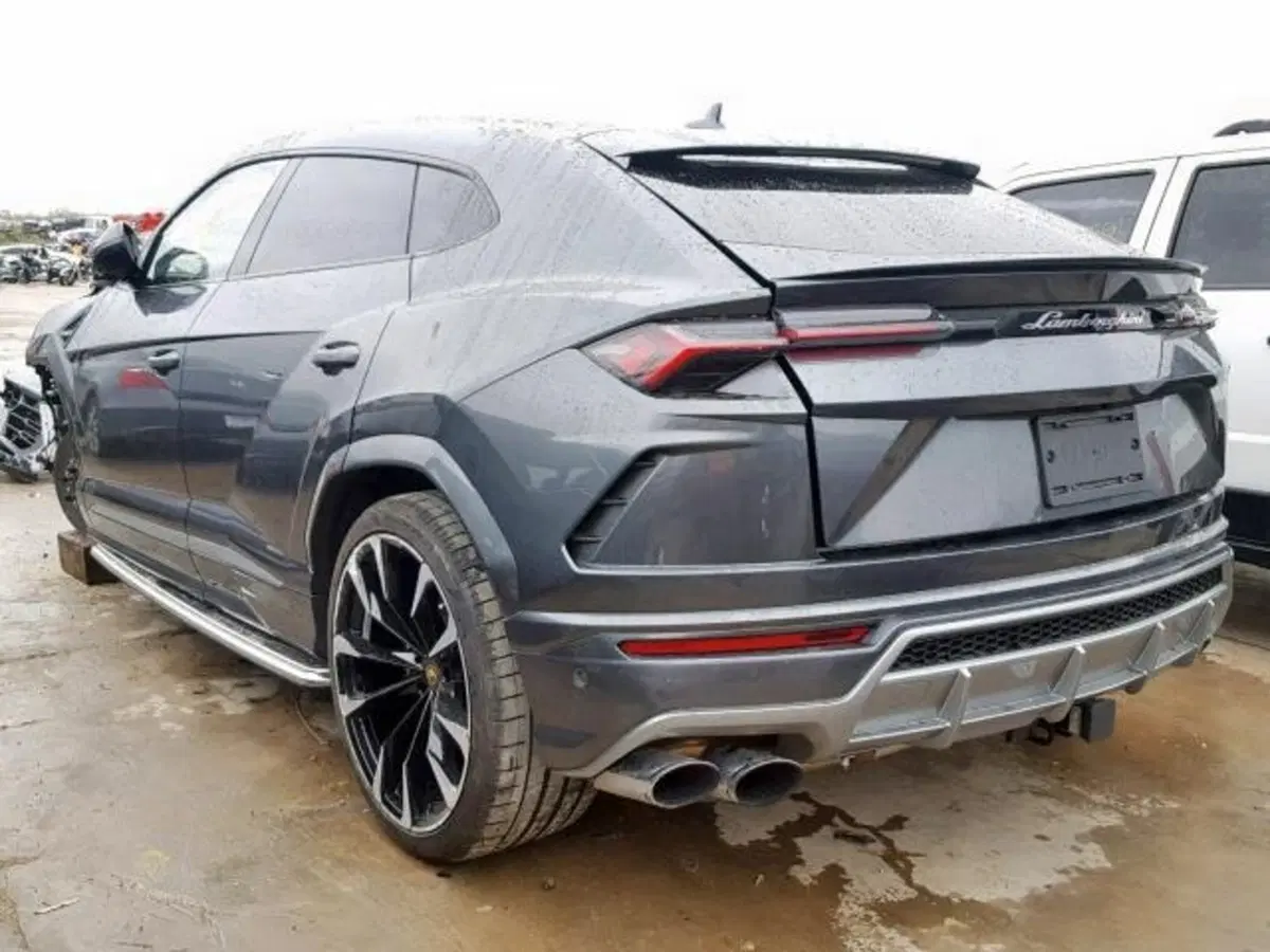 Lamborghini Urus: crash con 1.200 km, in vendita a 115.000 dollari (4)