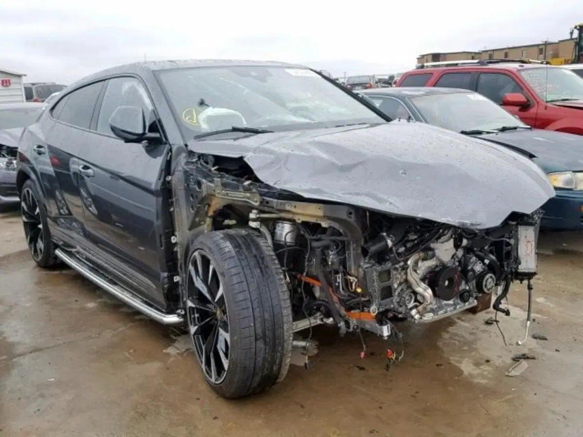 Lamborghini Urus: crash con 1.200 km, in vendita a 115.000 dollari (5)