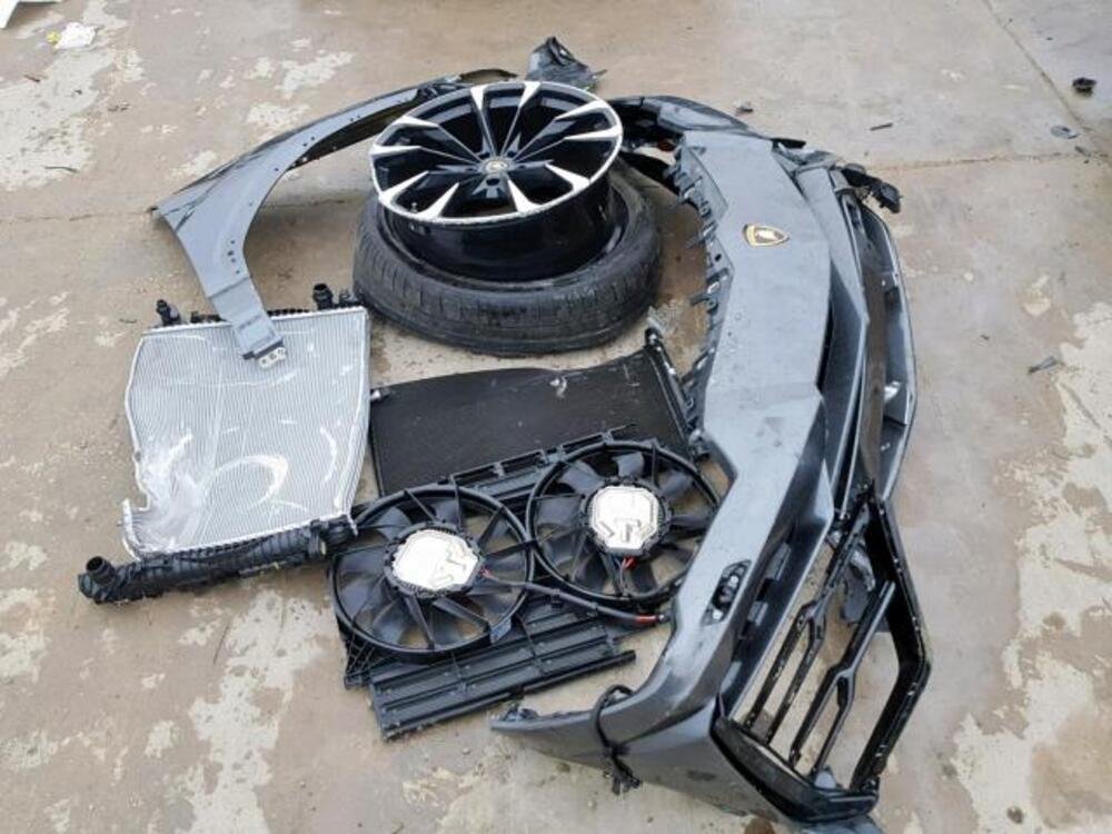 I pezzi della Lamborghini Urus incidentata in America