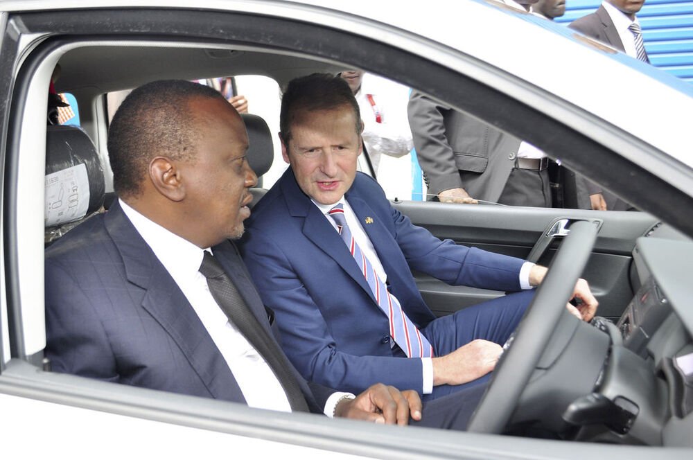 L&#039;ad di Volkswagen Herbert Diess insieme al Presidente del Kenya Uhuru Kenyatta