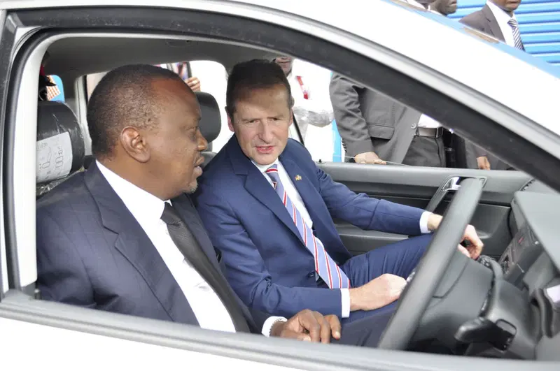 L'ad di Volkswagen Herbert Diess insieme al Presidente del Kenya Uhuru Kenyatta