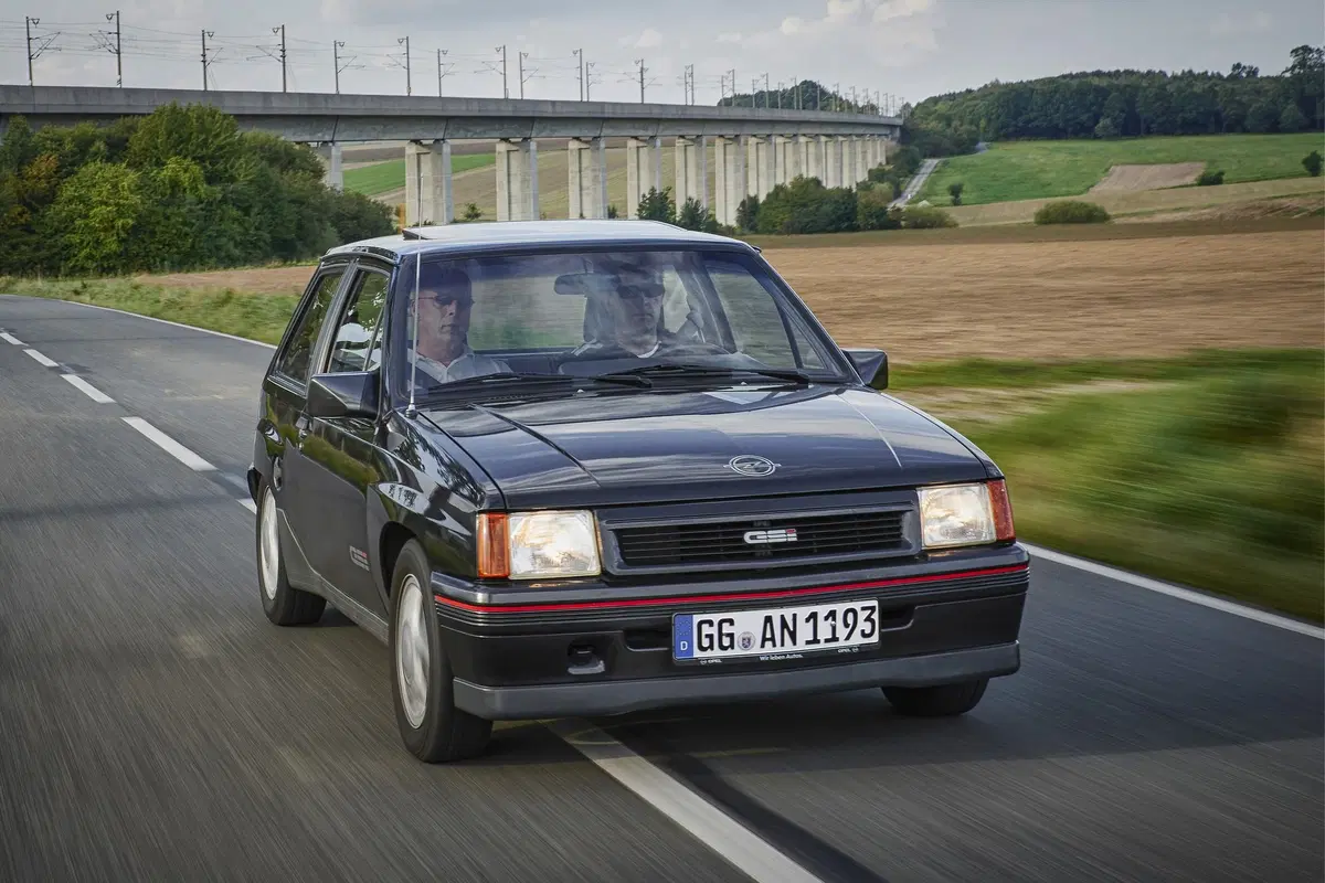 Opel Corsa, un'edizione speciale per i 120 anni del Marchio (3)