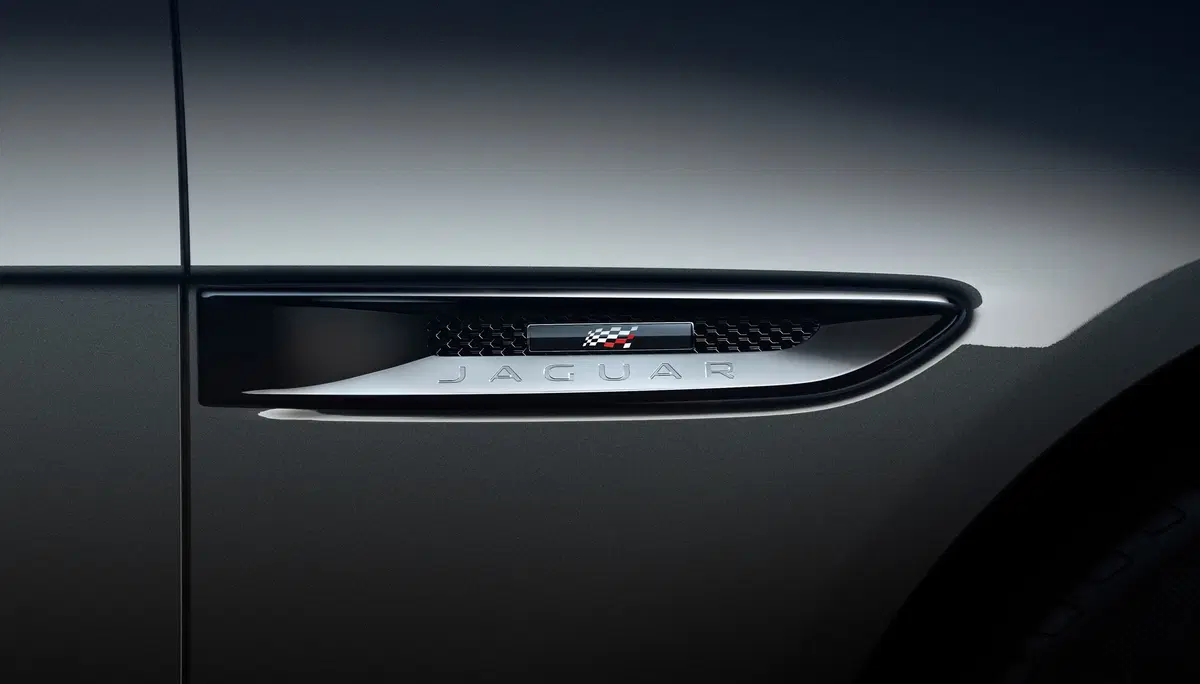 Jaguar XF e XF Sportbrake, arriva la serie speciale Chequered Flag (5)