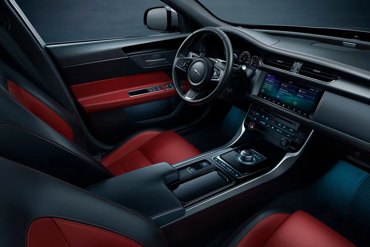 Jaguar XF e XF Sportbrake, arriva la serie speciale Chequered Flag (7)