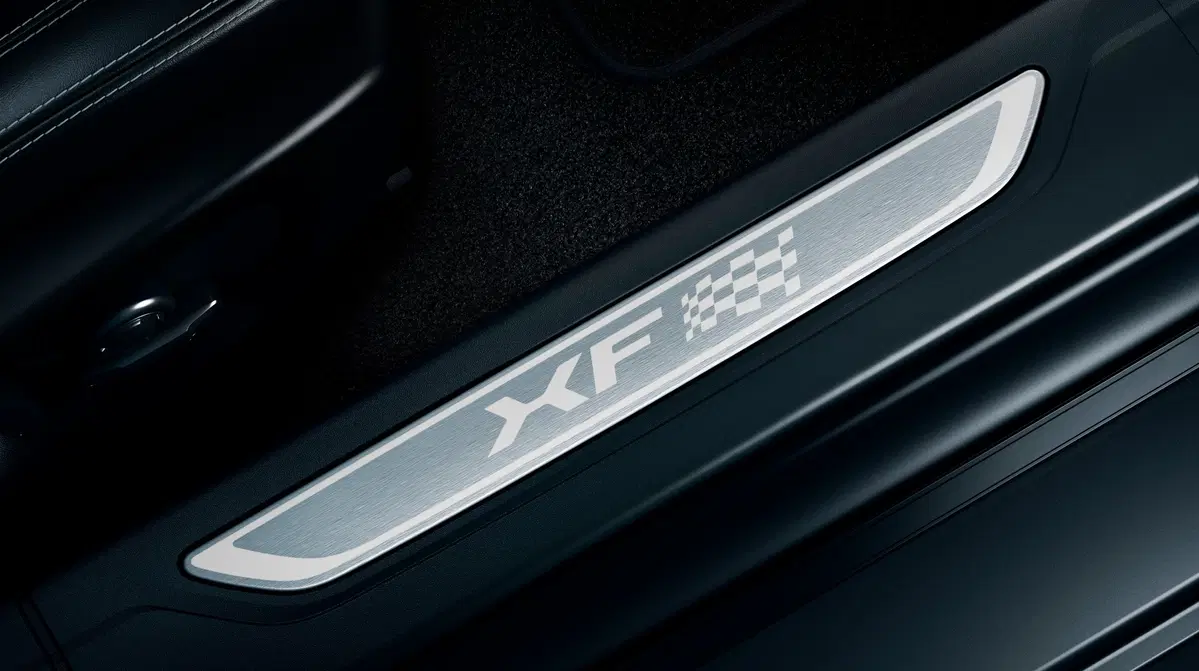 Jaguar XF e XF Sportbrake, arriva la serie speciale Chequered Flag (6)