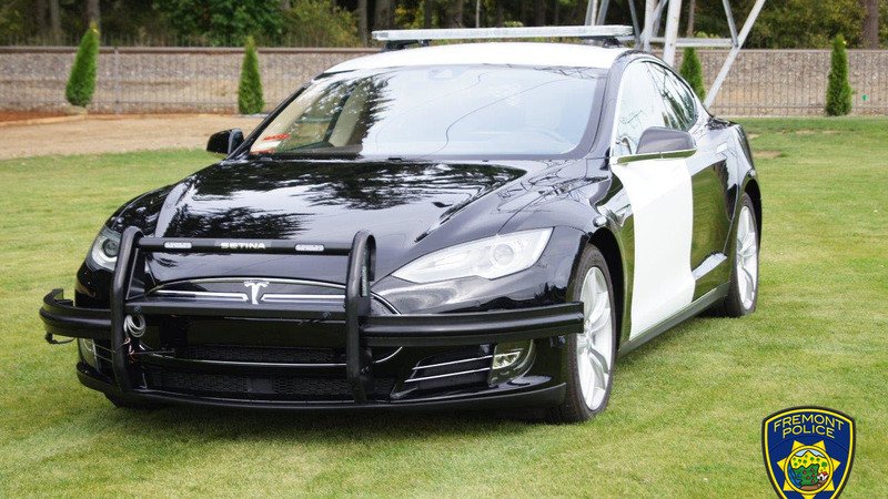 California, Polizia: Dodge Charger pensionata per una Model S usata