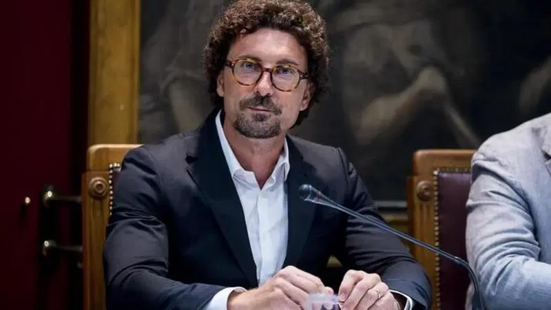 Auto elettriche, Toninelli: &laquo;Bonus fiscale per colonnine ad uso privato&raquo;