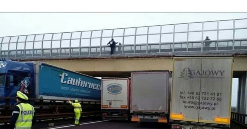 Paura in Autostrada: vuole gettarsi da ponte ma colonne di camion lo fanno desistere