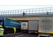 Paura in Autostrada: vuole gettarsi da ponte ma colonne di camion lo fanno desistere