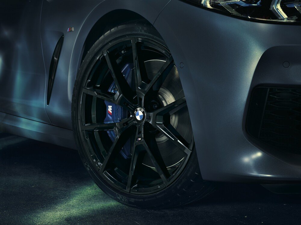 La BMW Serie 8 First Edition monta cerchi da 20&quot; in nero con grossi pinze firmate M Sport