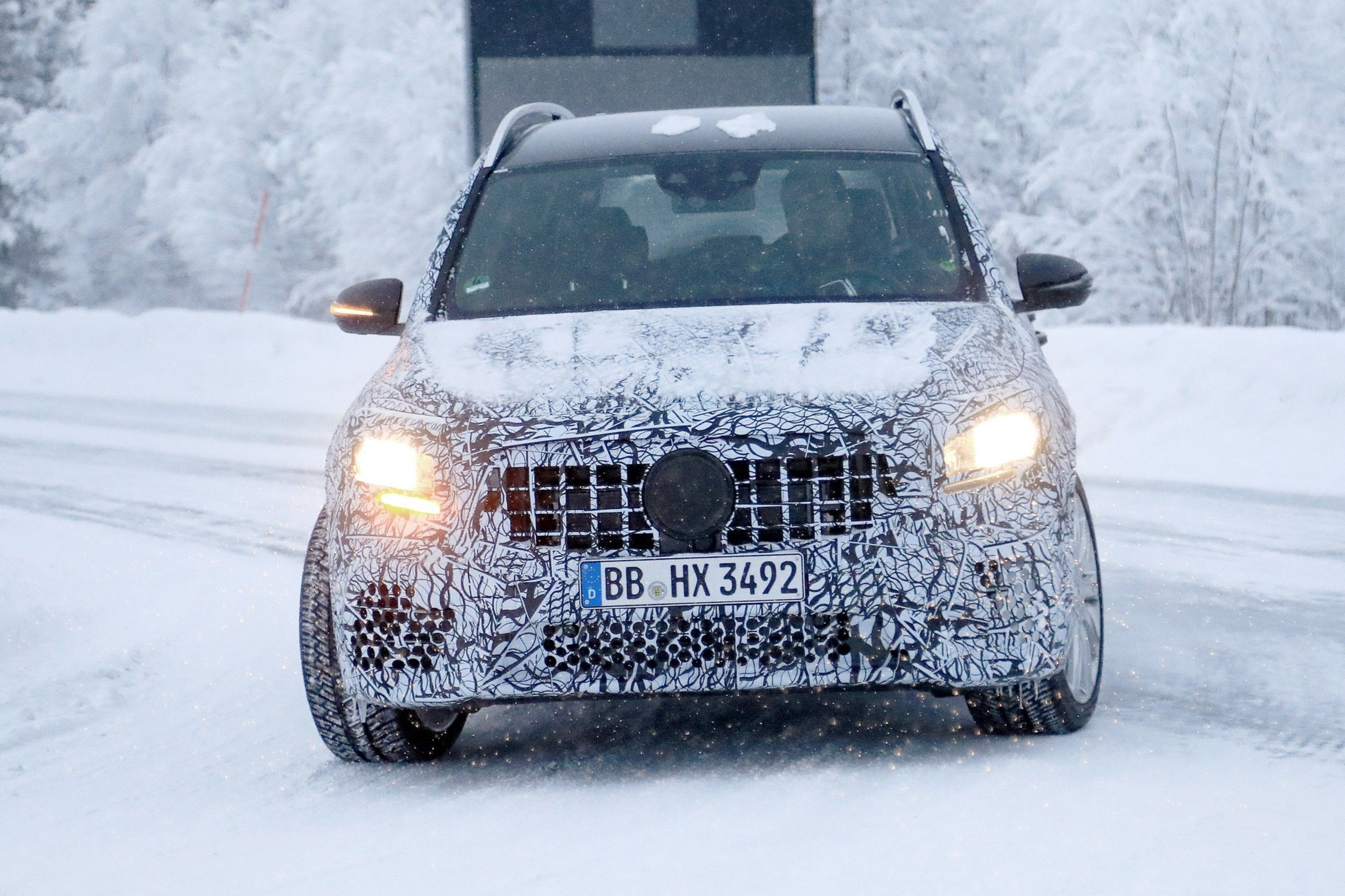 Mercedes-AMG GLB 35, test sulla neve [Foto spia]