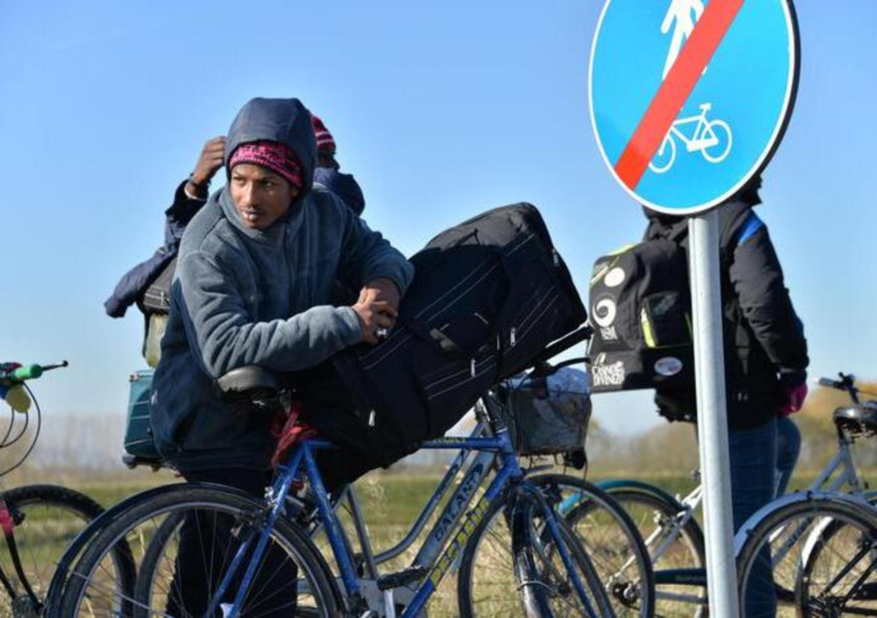 Migranti in bicicletta, il nodo sicurezza stradale