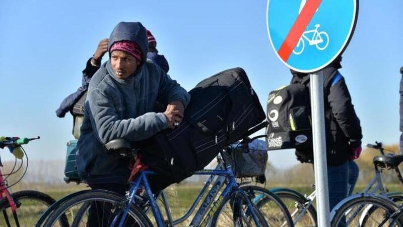 Migranti in bicicletta, il nodo sicurezza stradale