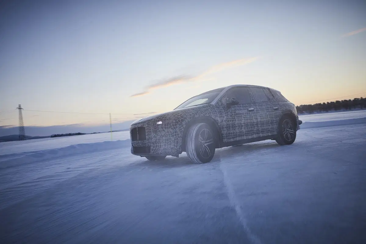 BMW iNEXT: test sulla neve per il SUV elettrico [Foto] (2)