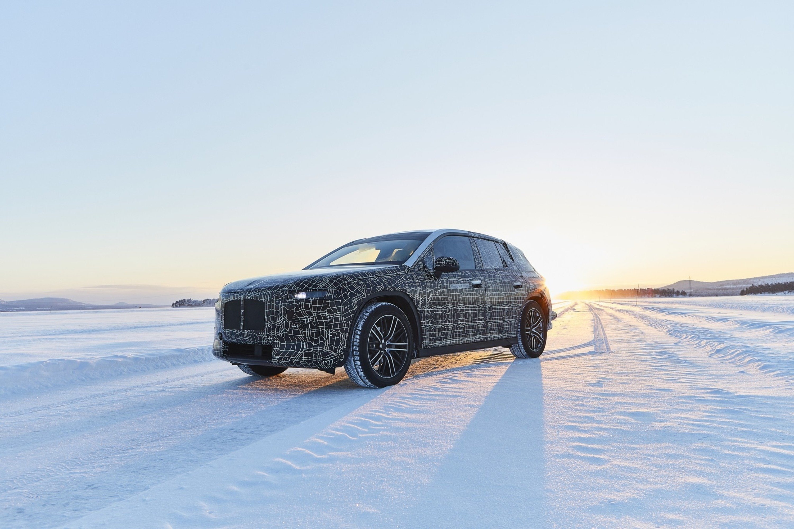 BMW iNEXT: test sulla neve per il SUV elettrico [Foto]