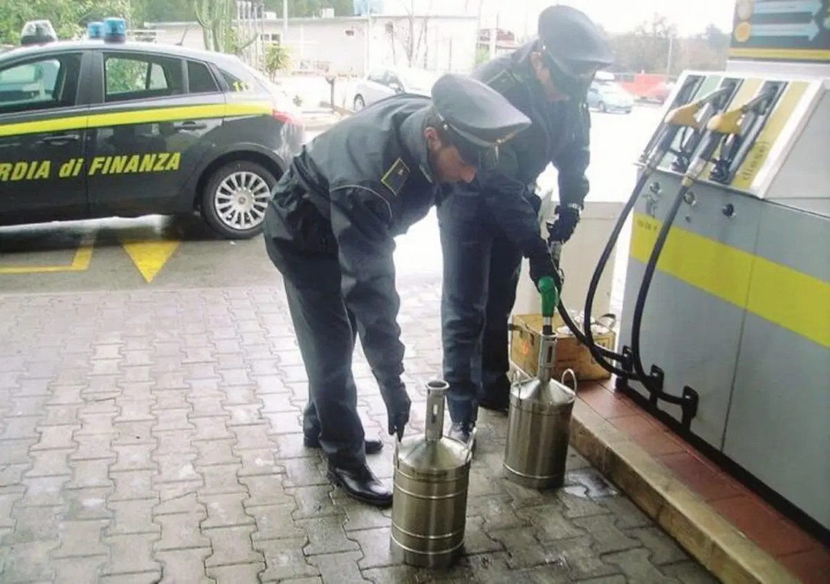 Napoli, truffa sui carburanti scoperta dalla guardia di finanza