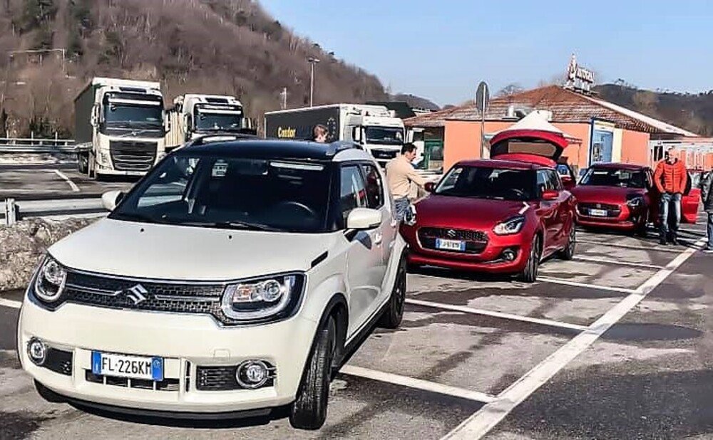 Alcune delle Suzuki ibride che fanno tappa verso il Festival di Sanremo 2019; nella eco-gara Travaglia &egrave; giunto secondo