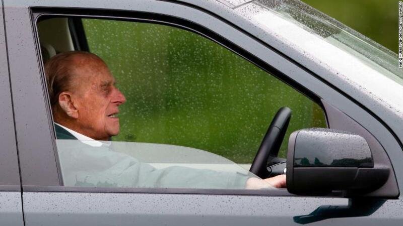 Care automobili addio: il principe Filippo rinuncia alla sua patente