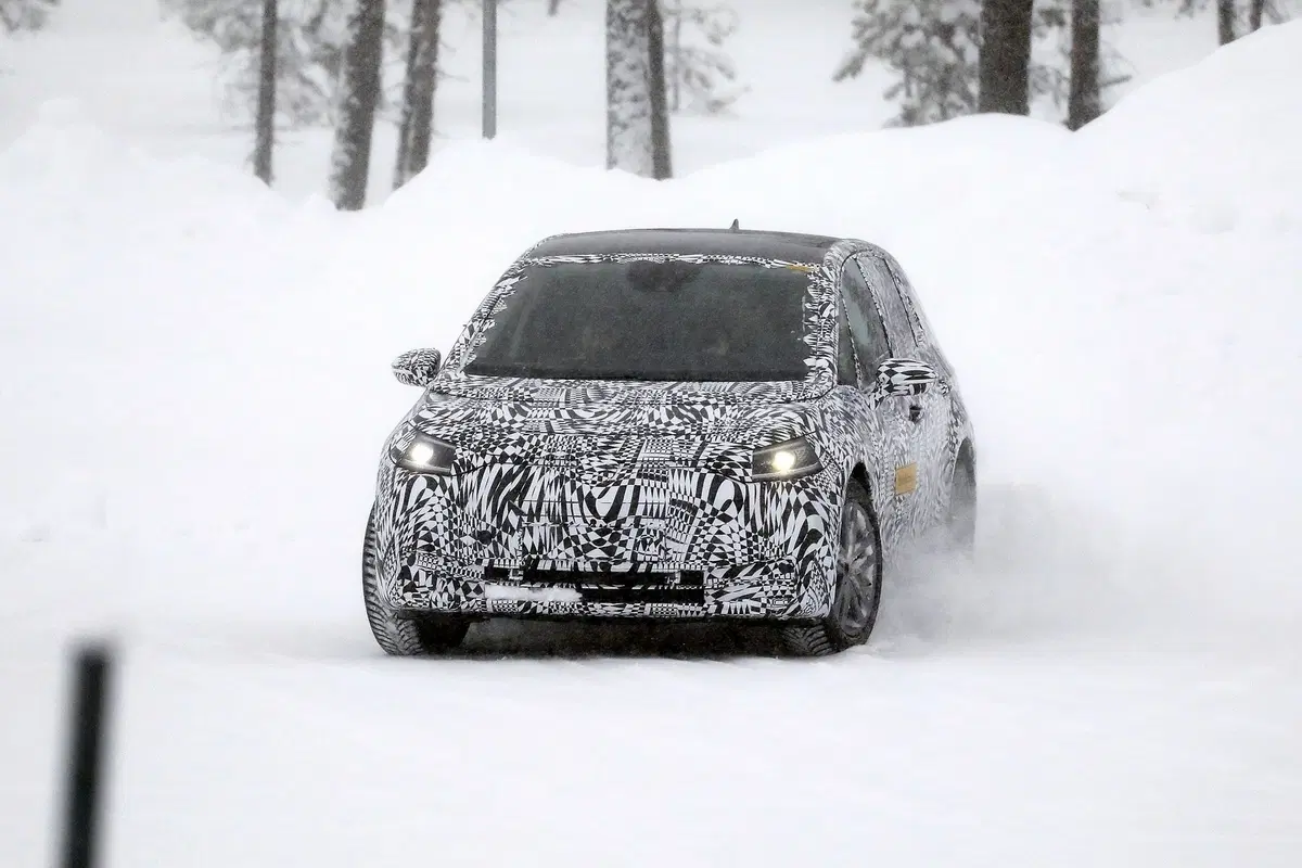Volkswagen I.D. Neo, le foto spia dell’elettrica sulla neve (8)