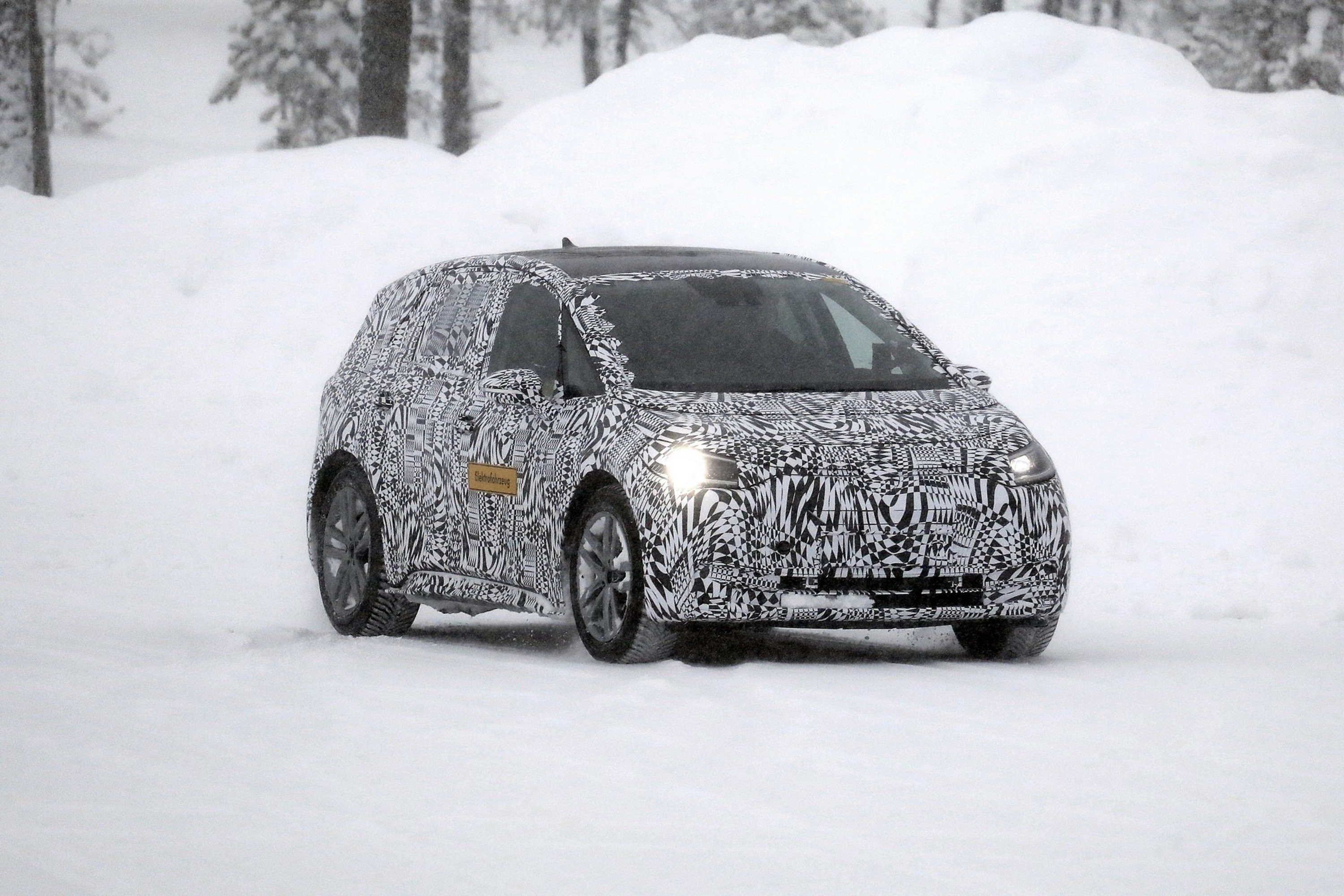 Volkswagen I.D. Neo, le foto spia dell&rsquo;elettrica sulla neve