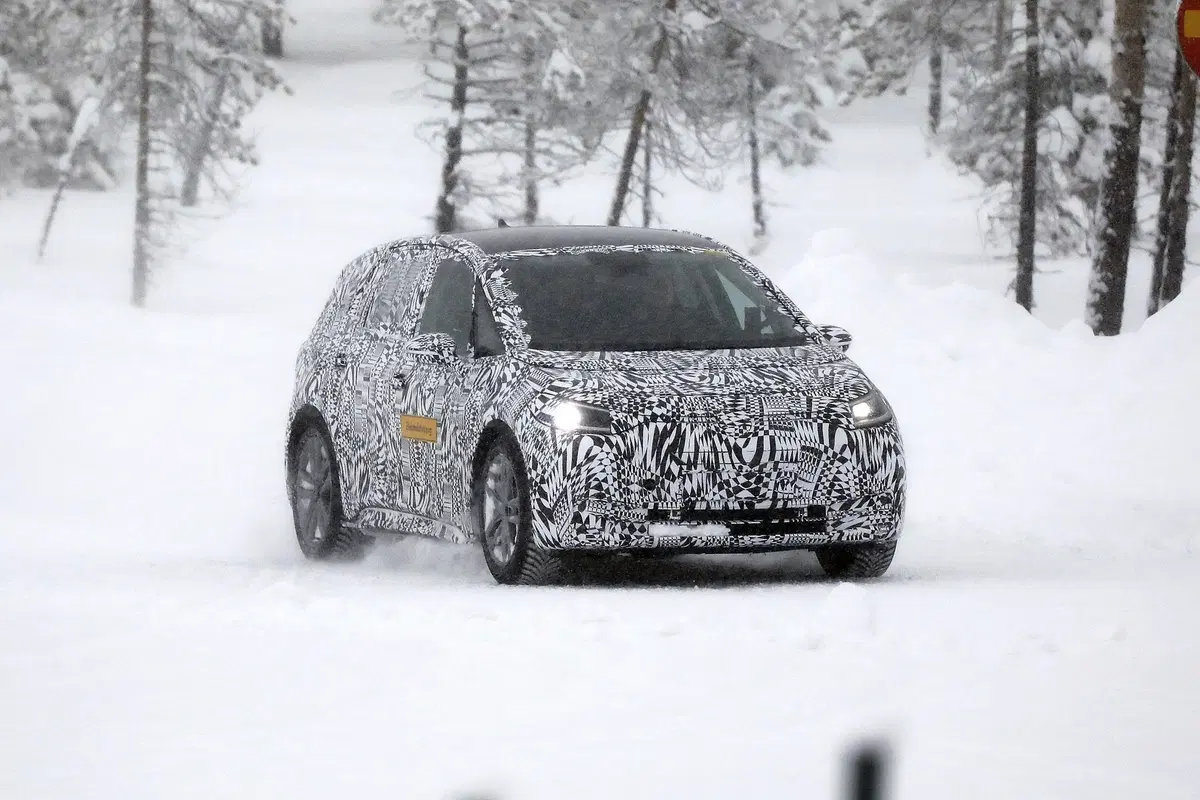 Volkswagen I.D. Neo, le foto spia dell’elettrica sulla neve (4)