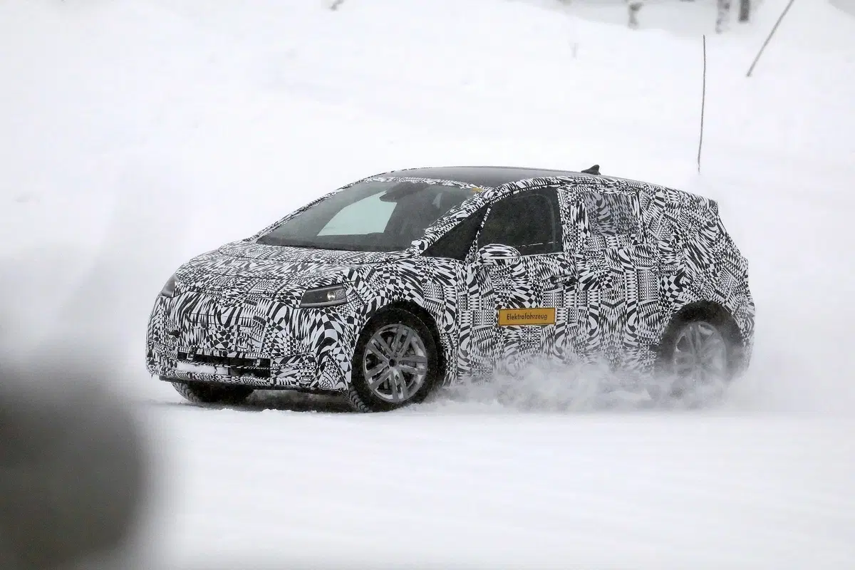 Volkswagen I.D. Neo, le foto spia dell’elettrica sulla neve (2)