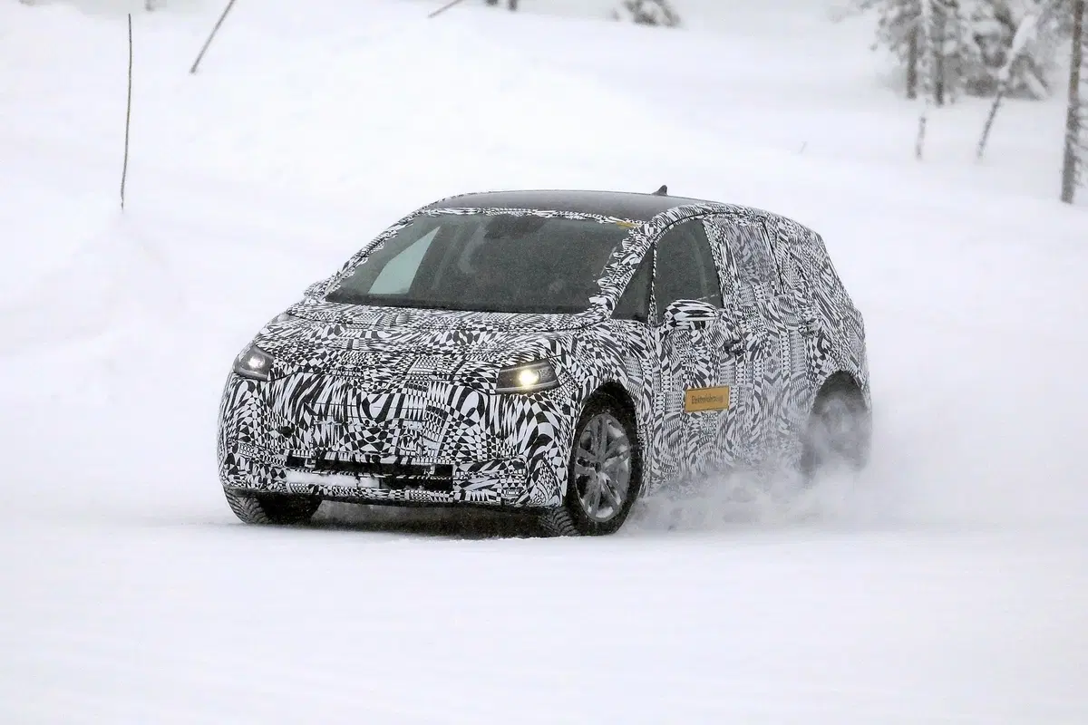 Volkswagen I.D. Neo, le foto spia dell’elettrica sulla neve (10)