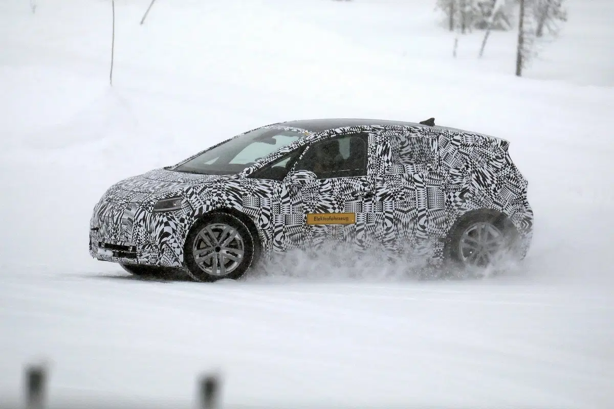 Volkswagen I.D. Neo, le foto spia dell’elettrica sulla neve (11)