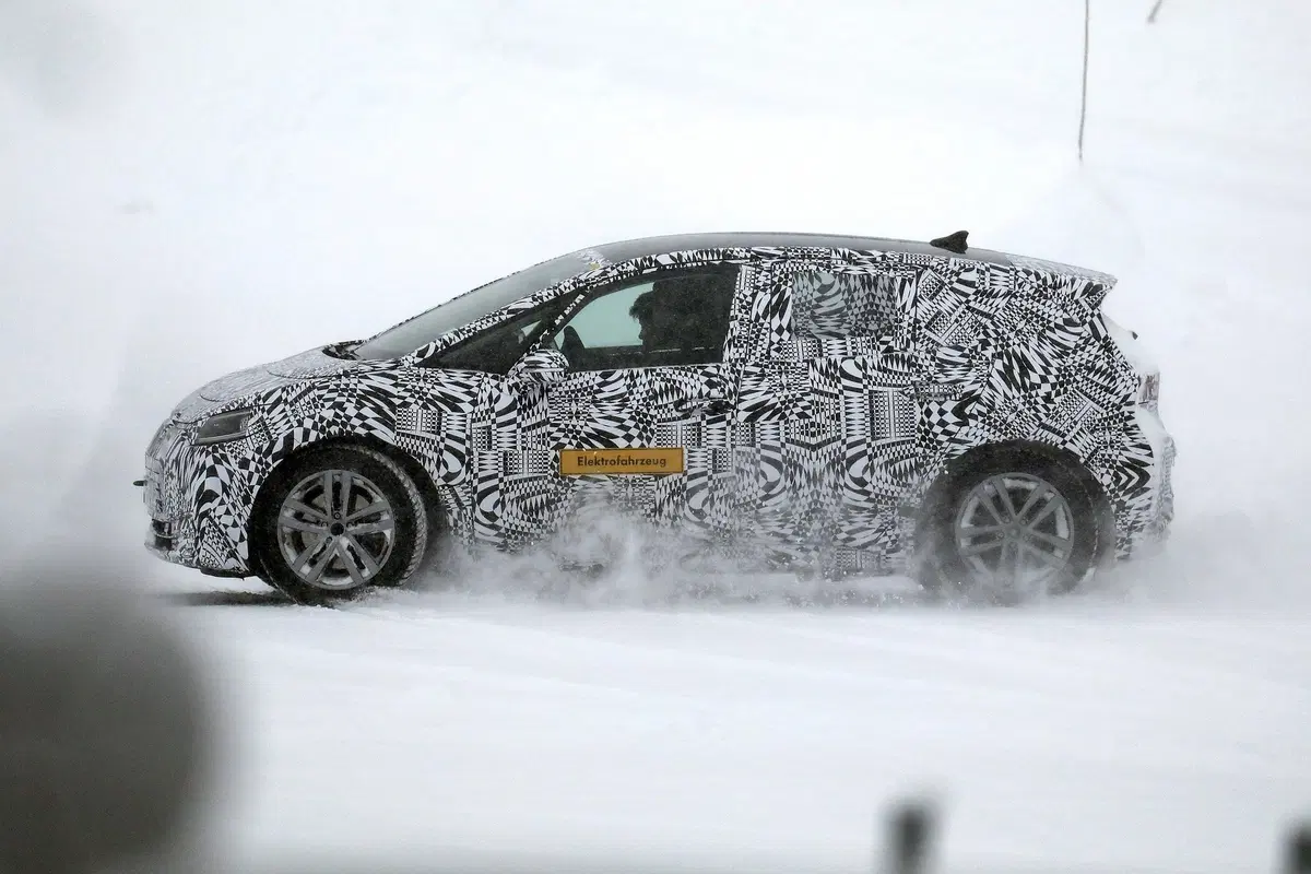 Volkswagen I.D. Neo, le foto spia dell’elettrica sulla neve (5)