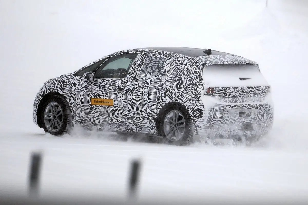 Volkswagen I.D. Neo, le foto spia dell’elettrica sulla neve (3)