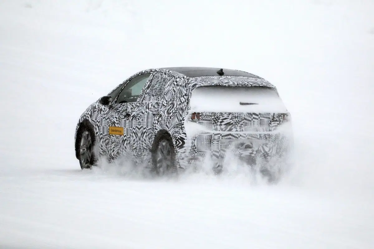 Volkswagen I.D. Neo, le foto spia dell’elettrica sulla neve (12)