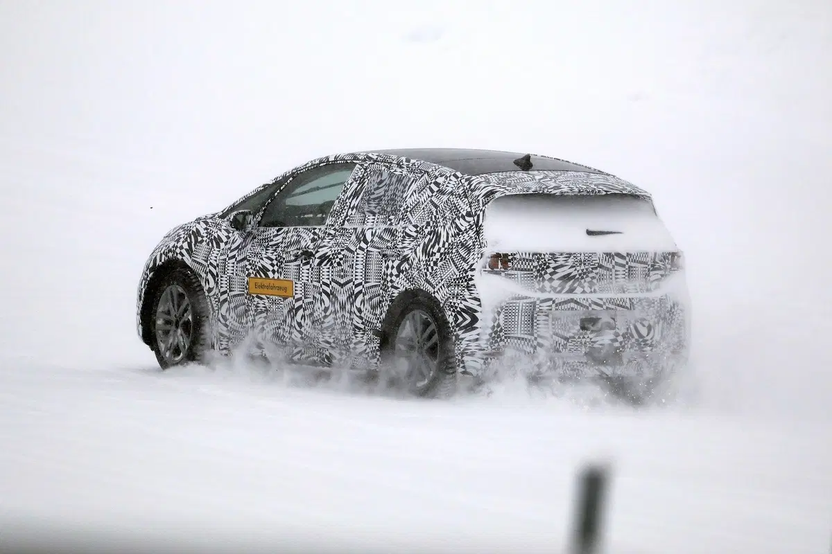 Volkswagen I.D. Neo, le foto spia dell’elettrica sulla neve (13)